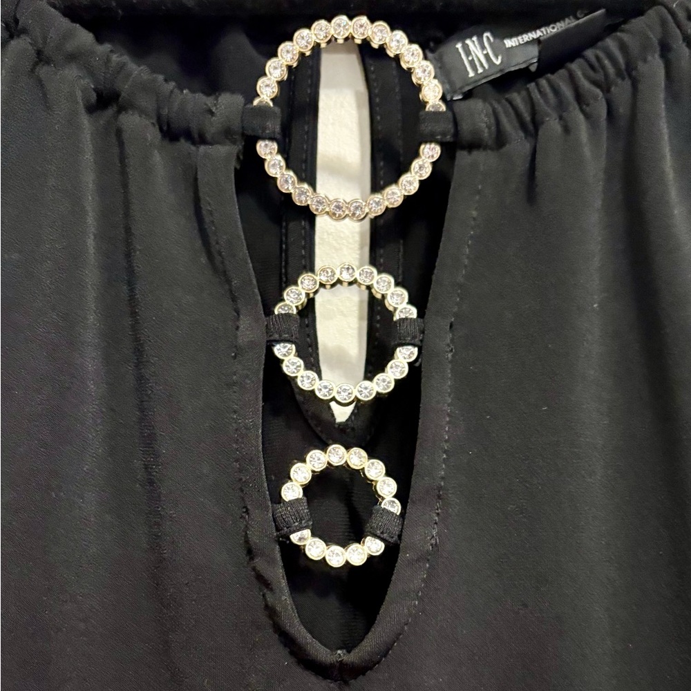 Elegant Black Sleeveless Top - Picture 2 of 5
